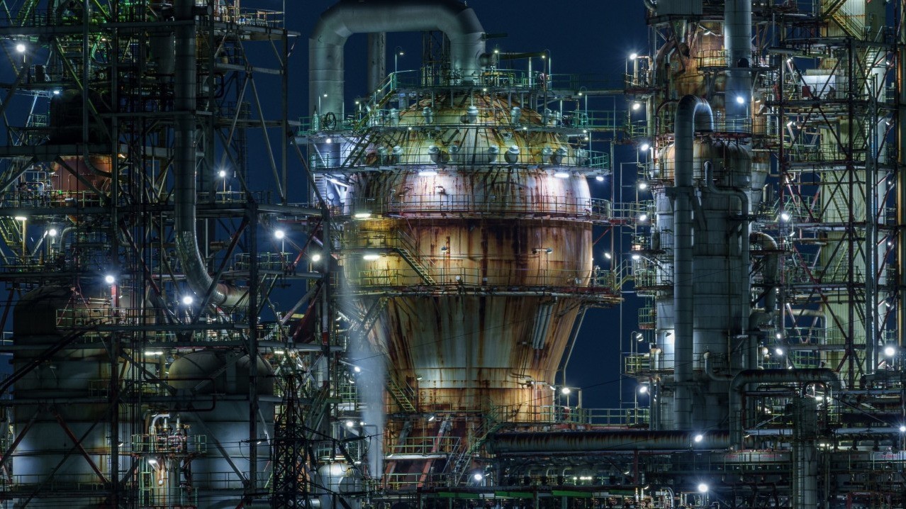 Fluid catalytic cracking unit at an industrial refinery at night