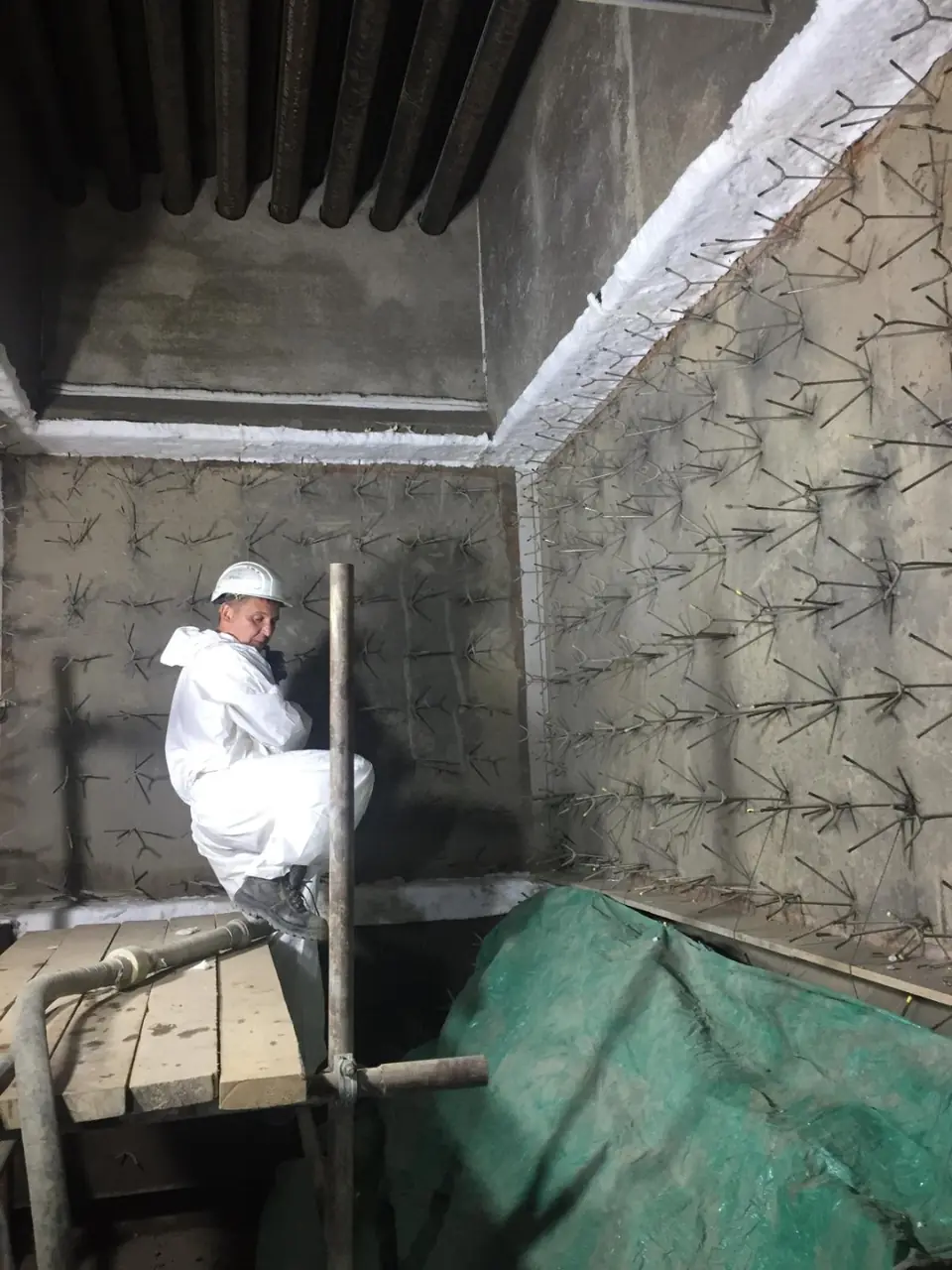 Working inside lined equipment with anchorage exposed on the walls