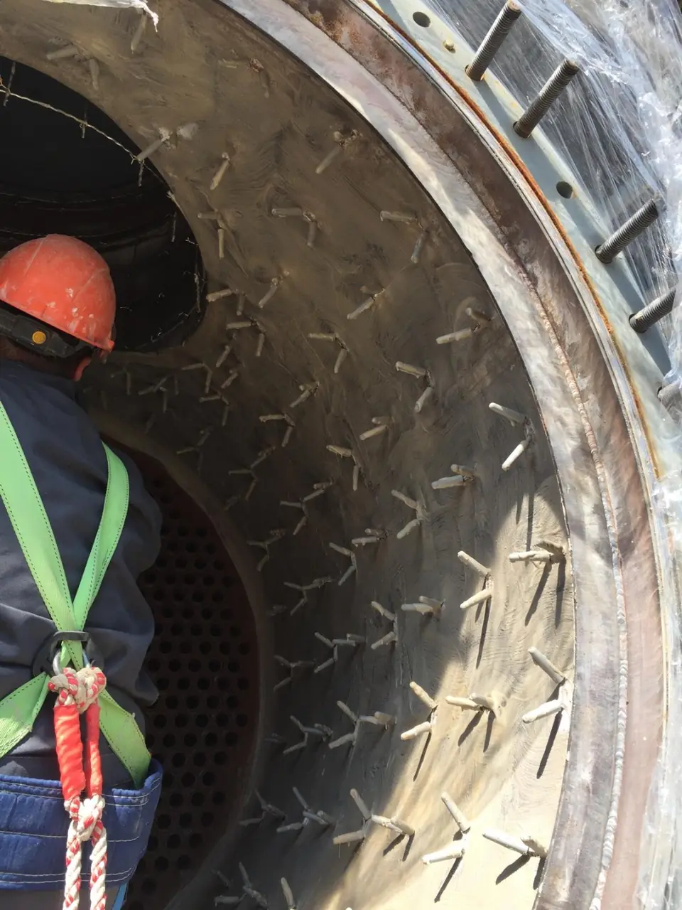Working at height in harness inside a vessel with anchors on the shell
