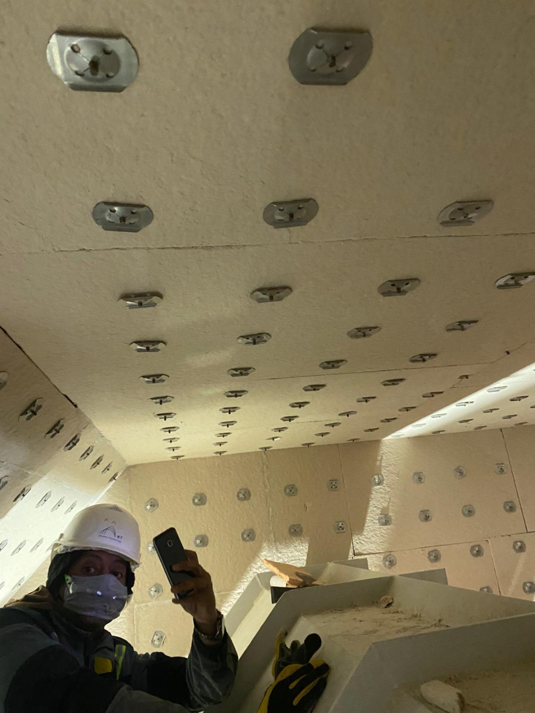 Reactor tube sheet with refractory nozzle installations